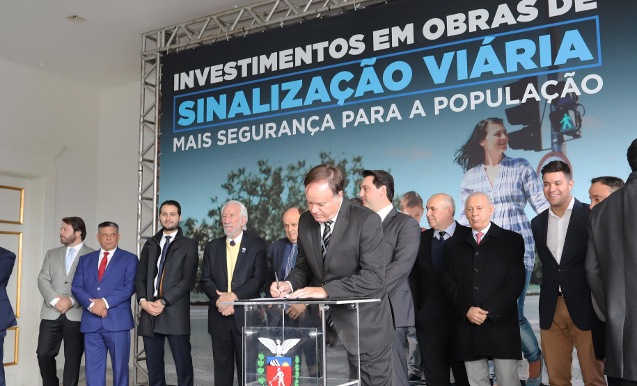 O governador Carlos Massa Ratinho Junior e o diretor do Detran, Cezar Kogut, autorizam repasse do Detran para municípios realizarem obras de sinalização nas cidades.Curitiba, 14-08-19Foto: Arnaldo Alves / ANPr.