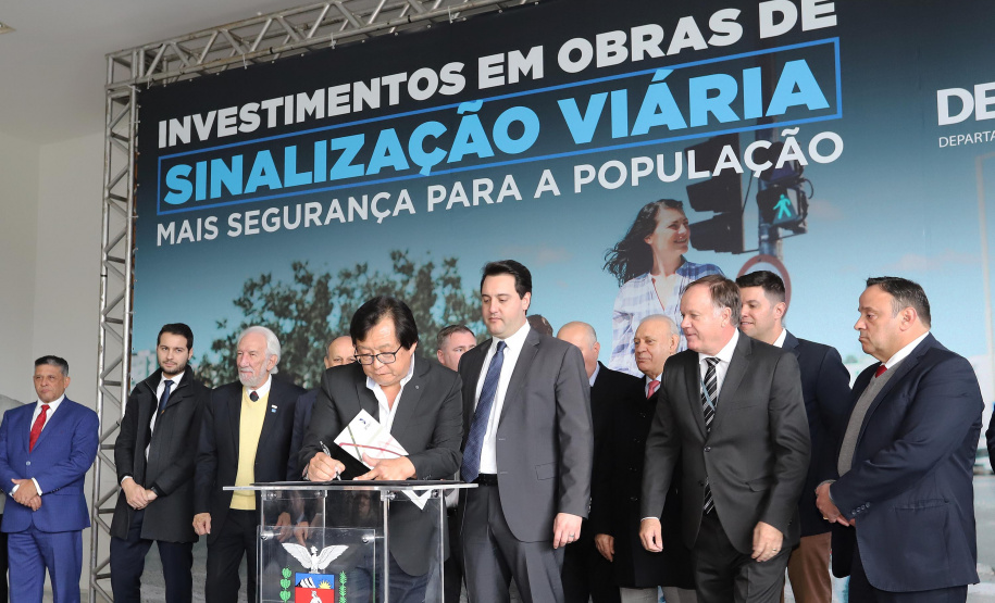 O governador Carlos Massa Ratinho Junior e o diretor do Detran, Cezar Kogut, autorizam repasse do Detran para municípios realizarem obras de sinalização nas cidades. N/F: prefeito de Rosário do Ivaí, Ilton Kuroda.Curitiba, 14-08-19Foto: Arnaldo Alves / ANPr.