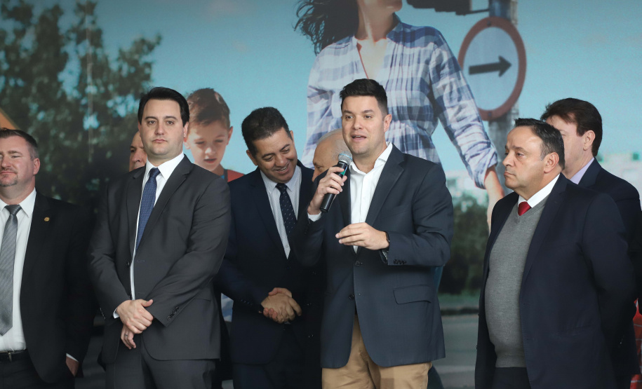 O governador Carlos Massa Ratinho Junior e o diretor do Detran, Cezar Kogut, autorizam repasse do Detran para municípios realizarem obras de sinalização nas cidades.Curitiba, 14-08-19Foto: Arnaldo Alves / ANPr.