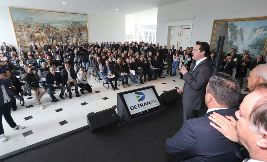O governador Carlos Massa Ratinho Junior e o diretor do Detran, Cezar Kogut, autorizam repasse do Detran para municípios realizarem obras de sinalização nas cidades.Curitiba, 14-08-19Foto: Arnaldo Alves / ANPr.