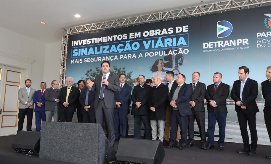 O governador Carlos Massa Ratinho Junior e o diretor do Detran, Cezar Kogut, autorizam repasse do Detran para municípios realizarem obras de sinalização nas cidades.Curitiba, 14-08-19Foto: Arnaldo Alves / ANPr.