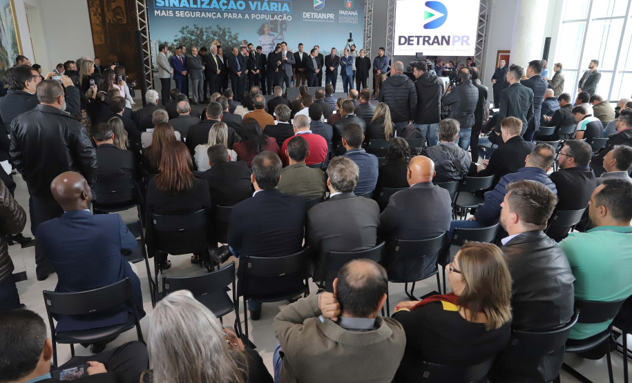 O governador Carlos Massa Ratinho Junior e o diretor do Detran, Cezar Kogut, autorizam repasse do Detran para municípios realizarem obras de sinalização nas cidades.Curitiba, 14-08-19Foto: Arnaldo Alves / ANPr.