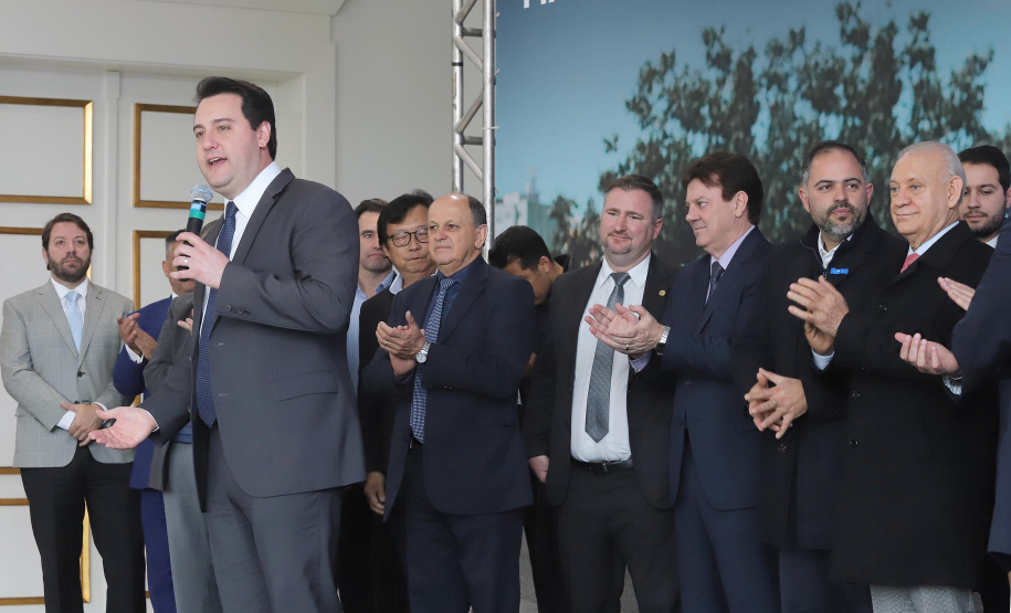 O governador Carlos Massa Ratinho Junior e o diretor do Detran, Cezar Kogut, autorizam repasse do Detran para municípios realizarem obras de sinalização nas cidades.Curitiba, 14-08-19Foto: Arnaldo Alves / ANPr.
