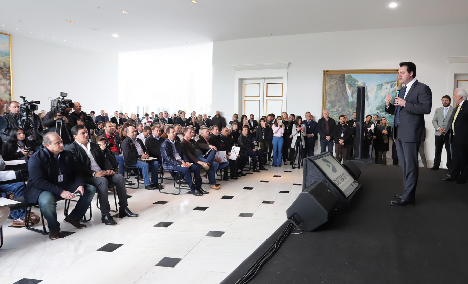 O governador Carlos Massa Ratinho Junior e o diretor do Detran, Cezar Kogut, autorizam repasse do Detran para municípios realizarem obras de sinalização nas cidades.Curitiba, 14-08-19Foto: Arnaldo Alves / ANPr.