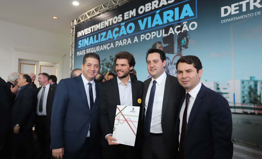 O governador Carlos Massa Ratinho Junior e o diretor do Detran, Cezar Kogut, autorizam repasse do Detran para municípios realizarem obras de sinalização nas cidades.Curitiba, 14-08-19Foto: Arnaldo Alves / ANPr.