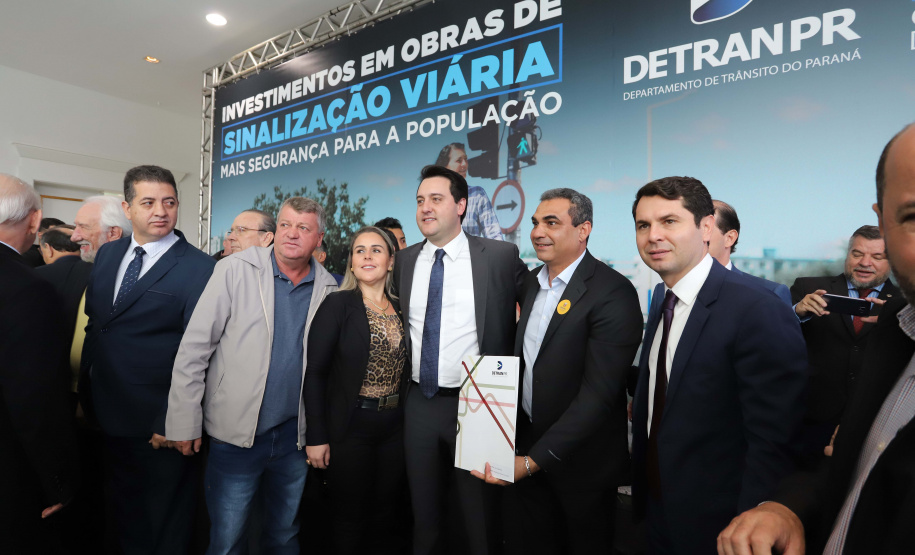 O governador Carlos Massa Ratinho Junior e o diretor do Detran, Cezar Kogut, autorizam repasse do Detran para municípios realizarem obras de sinalização nas cidades.Curitiba, 14-08-19Foto: Arnaldo Alves / ANPr.