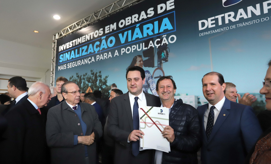 O governador Carlos Massa Ratinho Junior e o diretor do Detran, Cezar Kogut, autorizam repasse do Detran para municípios realizarem obras de sinalização nas cidades.Curitiba, 14-08-19Foto: Arnaldo Alves / ANPr.
