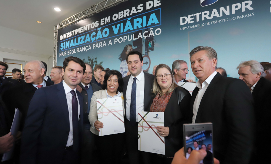 O governador Carlos Massa Ratinho Junior e o diretor do Detran, Cezar Kogut, autorizam repasse do Detran para municípios realizarem obras de sinalização nas cidades.Curitiba, 14-08-19Foto: Arnaldo Alves / ANPr.