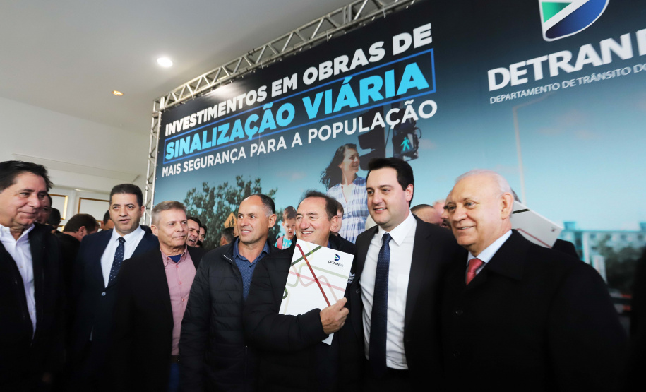 O governador Carlos Massa Ratinho Junior e o diretor do Detran, Cezar Kogut, autorizam repasse do Detran para municípios realizarem obras de sinalização nas cidades.Curitiba, 14-08-19Foto: Arnaldo Alves / ANPr.