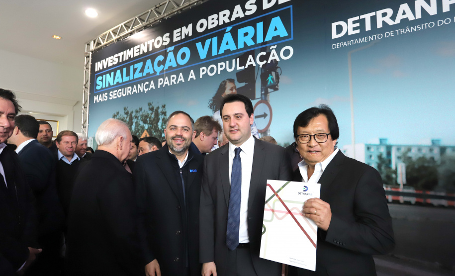 O governador Carlos Massa Ratinho Junior e o diretor do Detran, Cezar Kogut, autorizam repasse do Detran para municípios realizarem obras de sinalização nas cidades.Curitiba, 14-08-19Foto: Arnaldo Alves / ANPr.