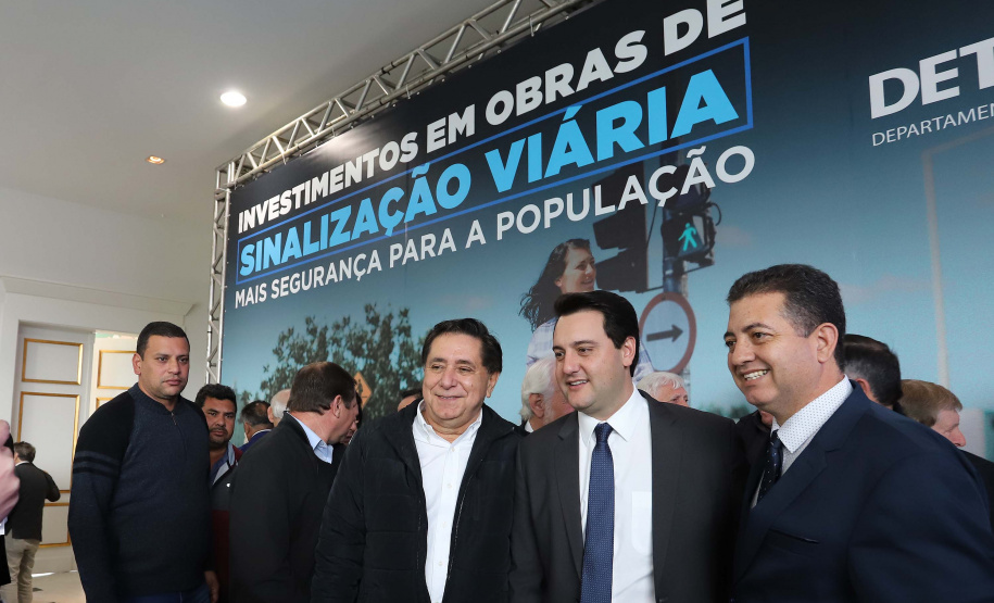 O governador Carlos Massa Ratinho Junior e o diretor do Detran, Cezar Kogut, autorizam repasse do Detran para municípios realizarem obras de sinalização nas cidades.Curitiba, 14-08-19Foto: Arnaldo Alves / ANPr.