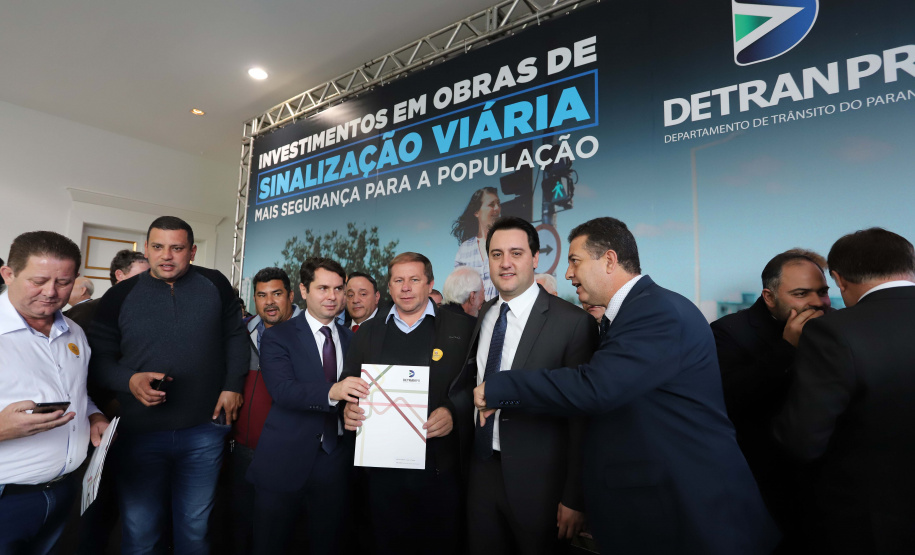 O governador Carlos Massa Ratinho Junior e o diretor do Detran, Cezar Kogut, autorizam repasse do Detran para municípios realizarem obras de sinalização nas cidades.Curitiba, 14-08-19Foto: Arnaldo Alves / ANPr.
