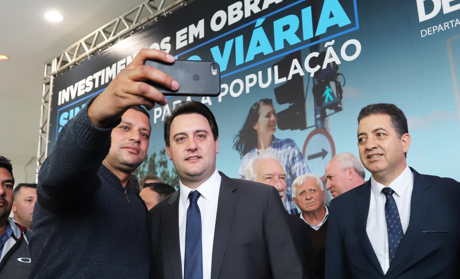 O governador Carlos Massa Ratinho Junior e o diretor do Detran, Cezar Kogut, autorizam repasse do Detran para municípios realizarem obras de sinalização nas cidades.Curitiba, 14-08-19Foto: Arnaldo Alves / ANPr.