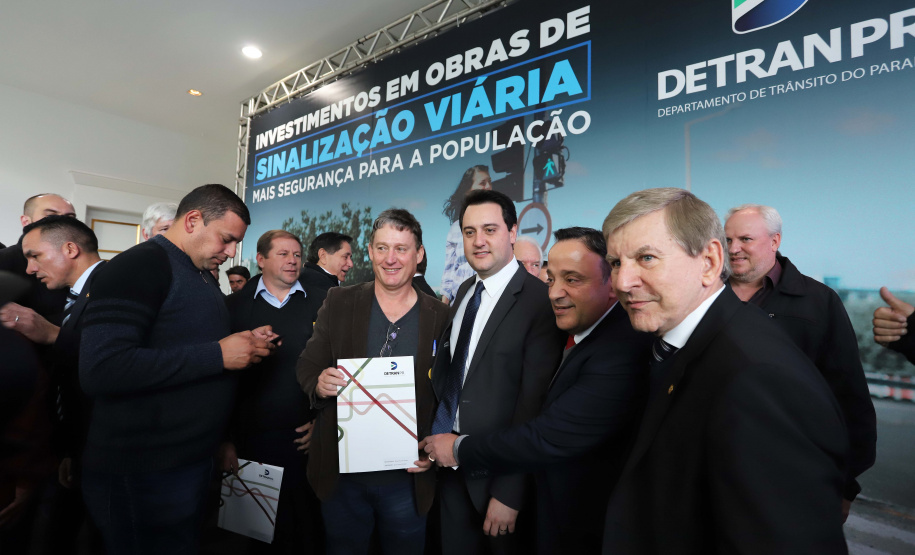 O governador Carlos Massa Ratinho Junior e o diretor do Detran, Cezar Kogut, autorizam repasse do Detran para municípios realizarem obras de sinalização nas cidades.Curitiba, 14-08-19Foto: Arnaldo Alves / ANPr.