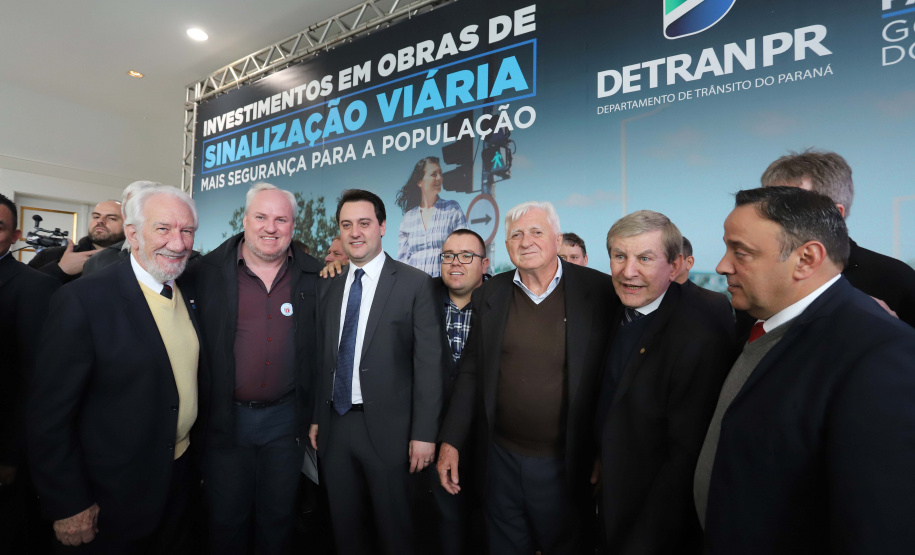 O governador Carlos Massa Ratinho Junior e o diretor do Detran, Cezar Kogut, autorizam repasse do Detran para municípios realizarem obras de sinalização nas cidades.Curitiba, 14-08-19Foto: Arnaldo Alves / ANPr.