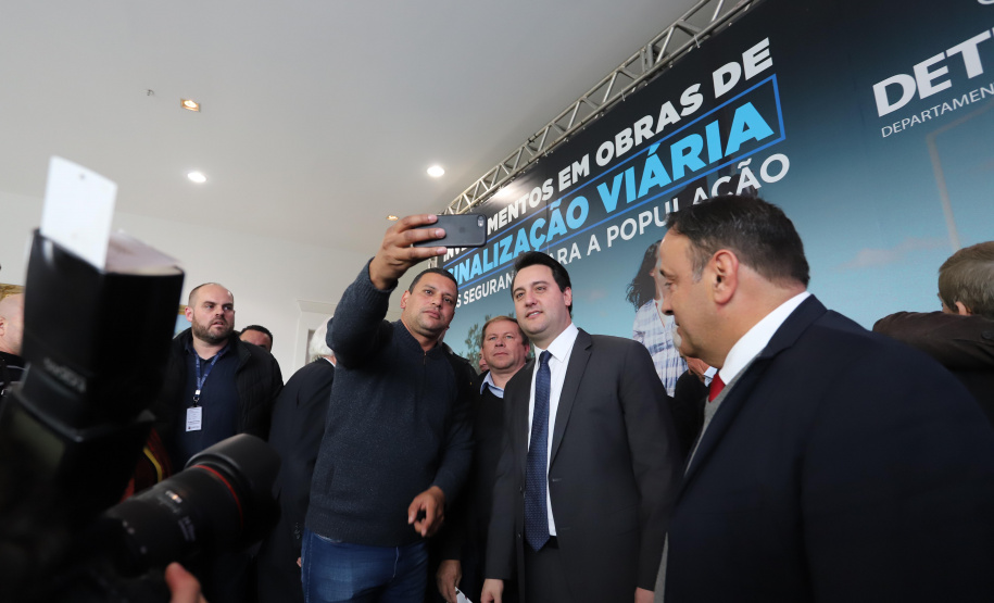 O governador Carlos Massa Ratinho Junior e o diretor do Detran, Cezar Kogut, autorizam repasse do Detran para municípios realizarem obras de sinalização nas cidades.Curitiba, 14-08-19Foto: Arnaldo Alves / ANPr.