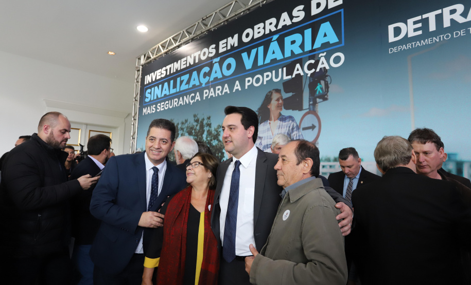 O governador Carlos Massa Ratinho Junior e o diretor do Detran, Cezar Kogut, autorizam repasse do Detran para municípios realizarem obras de sinalização nas cidades.Curitiba, 14-08-19Foto: Arnaldo Alves / ANPr.