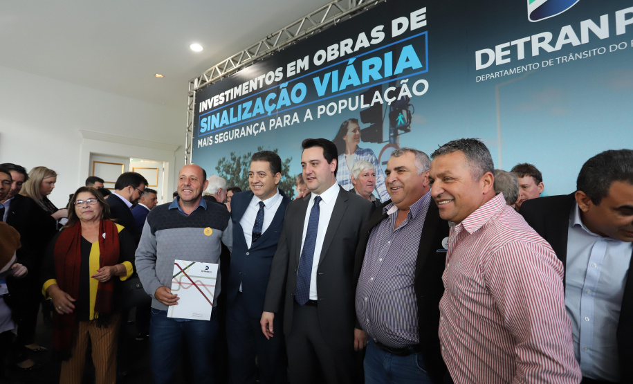 O governador Carlos Massa Ratinho Junior e o diretor do Detran, Cezar Kogut, autorizam repasse do Detran para municípios realizarem obras de sinalização nas cidades.Curitiba, 14-08-19Foto: Arnaldo Alves / ANPr.