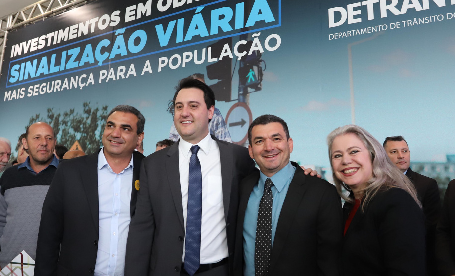 O governador Carlos Massa Ratinho Junior e o diretor do Detran, Cezar Kogut, autorizam repasse do Detran para municípios realizarem obras de sinalização nas cidades.Curitiba, 14-08-19Foto: Arnaldo Alves / ANPr.