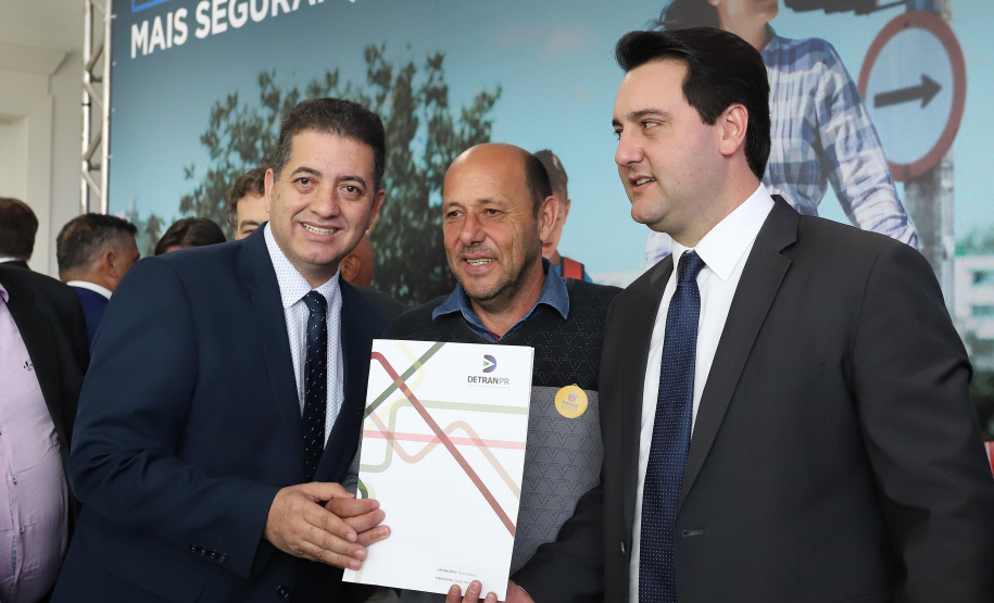 O governador Carlos Massa Ratinho Junior e o diretor do Detran, Cezar Kogut, autorizam repasse do Detran para municípios realizarem obras de sinalização nas cidades.Curitiba, 14-08-19Foto: Arnaldo Alves / ANPr.