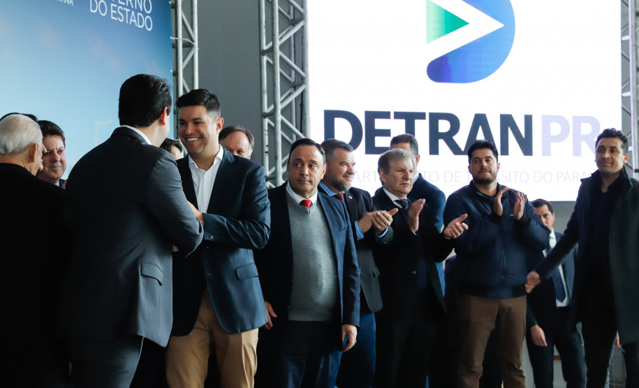 O governador Carlos Massa Ratinho Junior assinou nesta quarta-feira (14), no Palácio Iguaçu, a liberação de R$ 6 milhões para obras de sinalização viária em 39 cidades paranaenses. A iniciativa faz parte de um programa do Departamento de Trânsito do Paraná (Detran-PR) para regulamentar a circulação de veículos e pedestres.