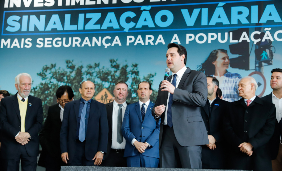 O governador Carlos Massa Ratinho Junior assinou nesta quarta-feira (14), no Palácio Iguaçu, a liberação de R$ 6 milhões para obras de sinalização viária em 39 cidades paranaenses. A iniciativa faz parte de um programa do Departamento de Trânsito do Paraná (Detran-PR) para regulamentar a circulação de veículos e pedestres.