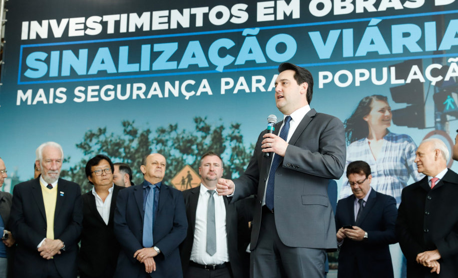 O governador Carlos Massa Ratinho Junior assinou nesta quarta-feira (14), no Palácio Iguaçu, a liberação de R$ 6 milhões para obras de sinalização viária em 39 cidades paranaenses. A iniciativa faz parte de um programa do Departamento de Trânsito do Paraná (Detran-PR) para regulamentar a circulação de veículos e pedestres.