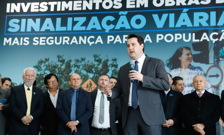 O governador Carlos Massa Ratinho Junior assinou nesta quarta-feira (14), no Palácio Iguaçu, a liberação de R$ 6 milhões para obras de sinalização viária em 39 cidades paranaenses. A iniciativa faz parte de um programa do Departamento de Trânsito do Paraná (Detran-PR) para regulamentar a circulação de veículos e pedestres.
