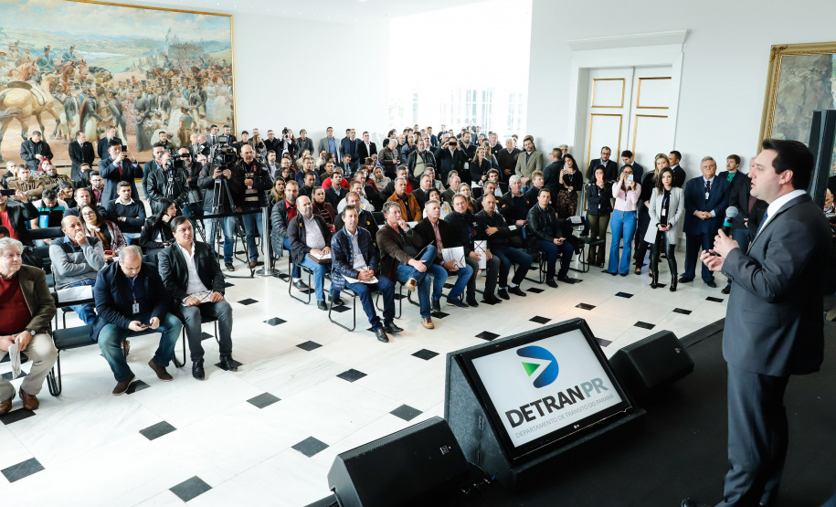 O governador Carlos Massa Ratinho Junior assinou nesta quarta-feira (14), no Palácio Iguaçu, a liberação de R$ 6 milhões para obras de sinalização viária em 39 cidades paranaenses. A iniciativa faz parte de um programa do Departamento de Trânsito do Paraná (Detran-PR) para regulamentar a circulação de veículos e pedestres.