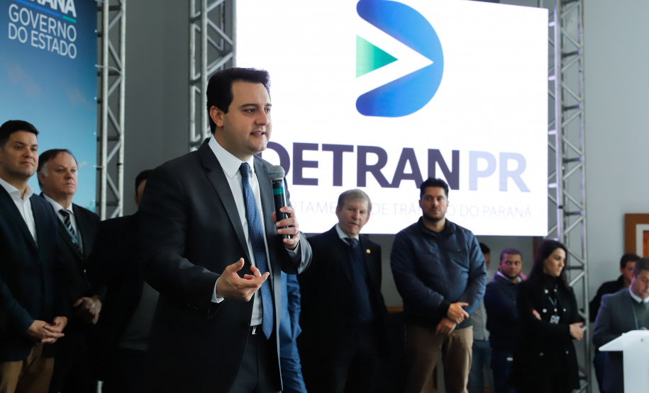 O governador Carlos Massa Ratinho Junior assinou nesta quarta-feira (14), no Palácio Iguaçu, a liberação de R$ 6 milhões para obras de sinalização viária em 39 cidades paranaenses. A iniciativa faz parte de um programa do Departamento de Trânsito do Paraná (Detran-PR) para regulamentar a circulação de veículos e pedestres.