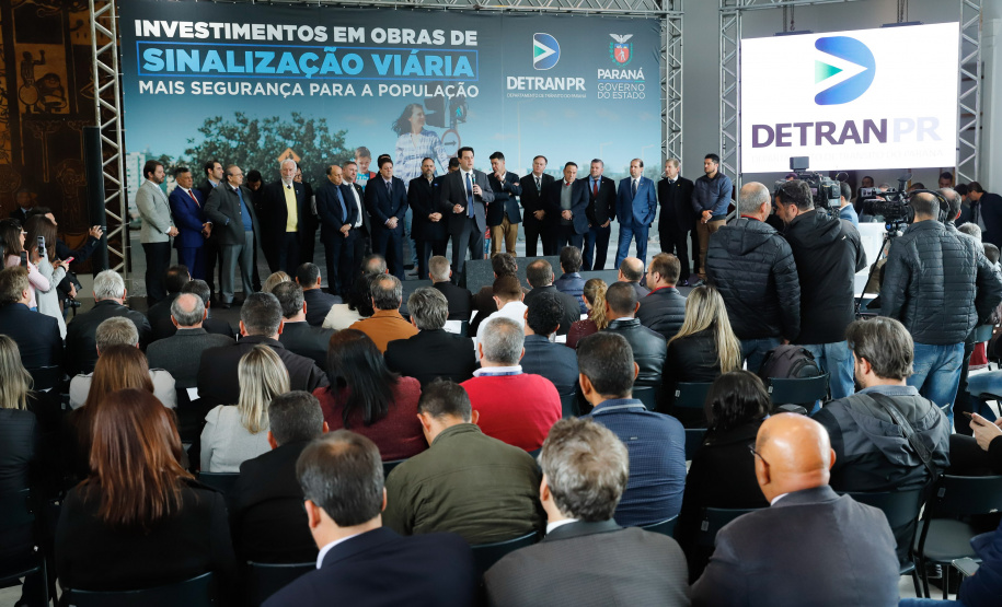 O governador Carlos Massa Ratinho Junior assinou nesta quarta-feira (14), no Palácio Iguaçu, a liberação de R$ 6 milhões para obras de sinalização viária em 39 cidades paranaenses. A iniciativa faz parte de um programa do Departamento de Trânsito do Paraná (Detran-PR) para regulamentar a circulação de veículos e pedestres.