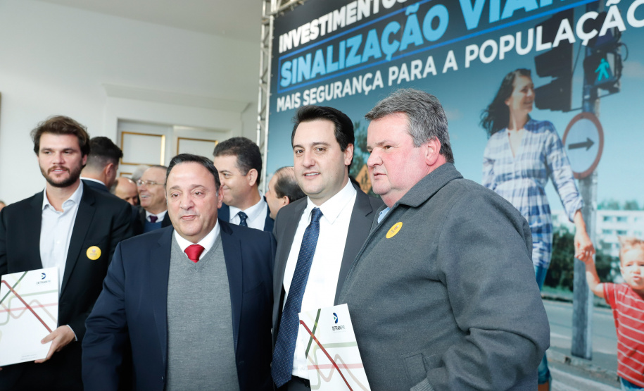 O governador Carlos Massa Ratinho Junior assinou nesta quarta-feira (14), no Palácio Iguaçu, a liberação de R$ 6 milhões para obras de sinalização viária em 39 cidades paranaenses. A iniciativa faz parte de um programa do Departamento de Trânsito do Paraná (Detran-PR) para regulamentar a circulação de veículos e pedestres.