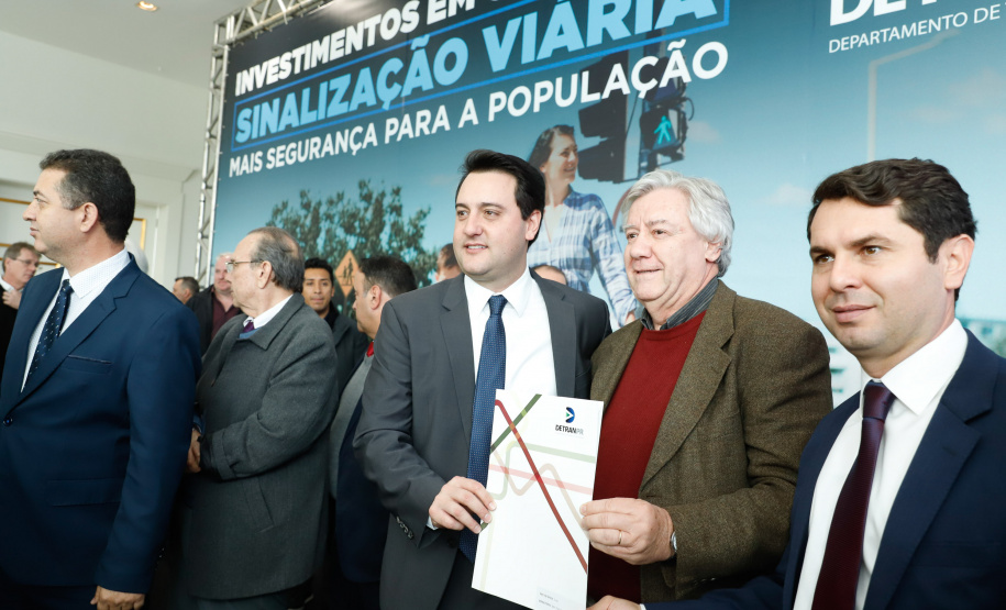 O governador Carlos Massa Ratinho Junior assinou nesta quarta-feira (14), no Palácio Iguaçu, a liberação de R$ 6 milhões para obras de sinalização viária em 39 cidades paranaenses. A iniciativa faz parte de um programa do Departamento de Trânsito do Paraná (Detran-PR) para regulamentar a circulação de veículos e pedestres.