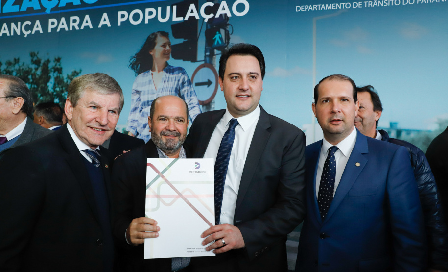 O governador Carlos Massa Ratinho Junior assinou nesta quarta-feira (14), no Palácio Iguaçu, a liberação de R$ 6 milhões para obras de sinalização viária em 39 cidades paranaenses. A iniciativa faz parte de um programa do Departamento de Trânsito do Paraná (Detran-PR) para regulamentar a circulação de veículos e pedestres.