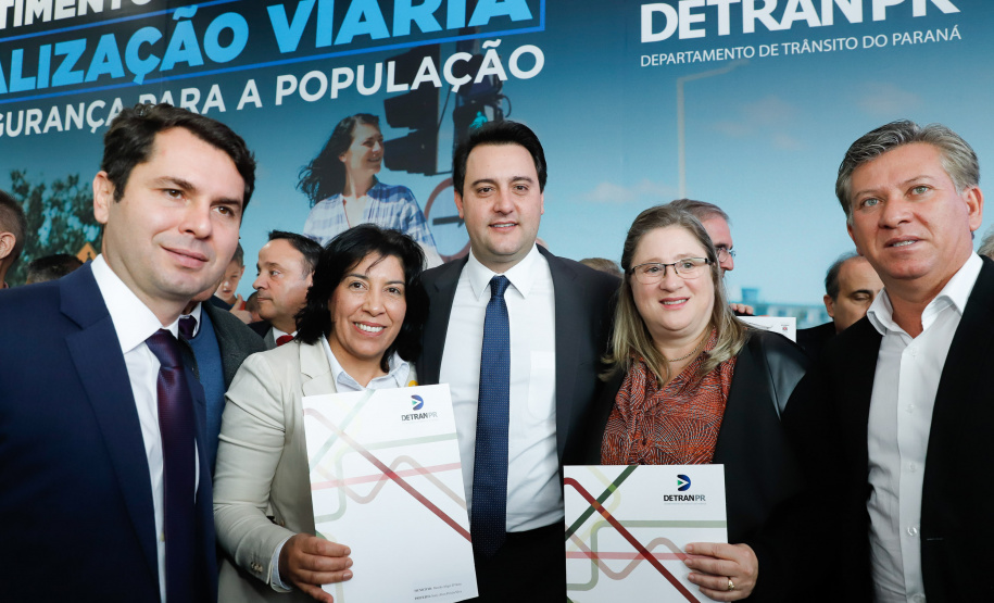 O governador Carlos Massa Ratinho Junior assinou nesta quarta-feira (14), no Palácio Iguaçu, a liberação de R$ 6 milhões para obras de sinalização viária em 39 cidades paranaenses. A iniciativa faz parte de um programa do Departamento de Trânsito do Paraná (Detran-PR) para regulamentar a circulação de veículos e pedestres.