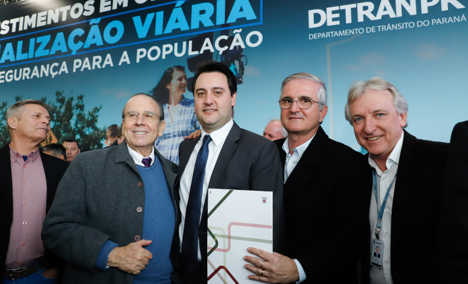 O governador Carlos Massa Ratinho Junior assinou nesta quarta-feira (14), no Palácio Iguaçu, a liberação de R$ 6 milhões para obras de sinalização viária em 39 cidades paranaenses. A iniciativa faz parte de um programa do Departamento de Trânsito do Paraná (Detran-PR) para regulamentar a circulação de veículos e pedestres.
