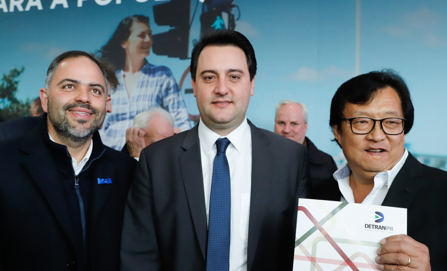 O governador Carlos Massa Ratinho Junior assinou nesta quarta-feira (14), no Palácio Iguaçu, a liberação de R$ 6 milhões para obras de sinalização viária em 39 cidades paranaenses. A iniciativa faz parte de um programa do Departamento de Trânsito do Paraná (Detran-PR) para regulamentar a circulação de veículos e pedestres.