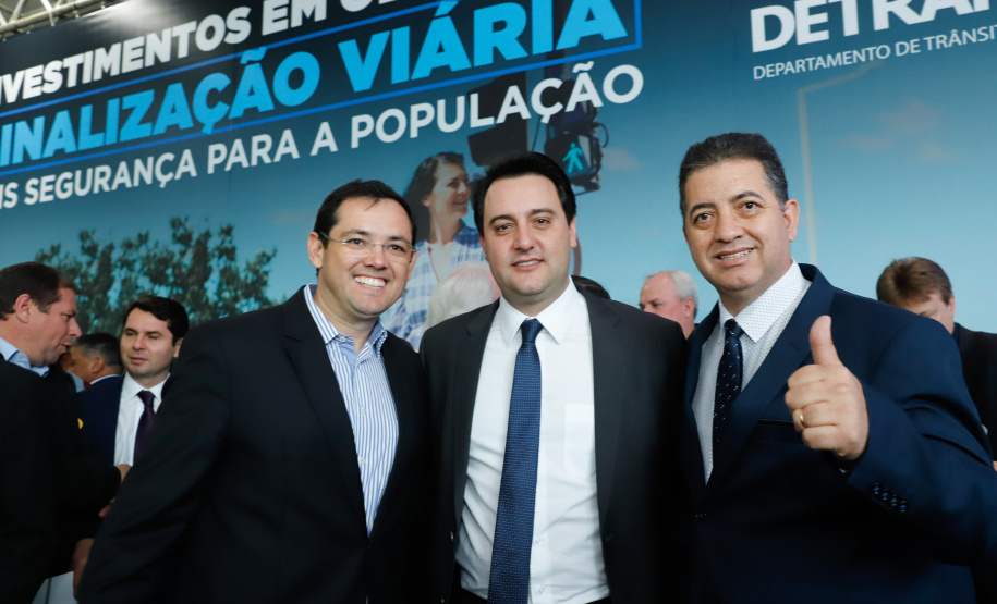 O governador Carlos Massa Ratinho Junior assinou nesta quarta-feira (14), no Palácio Iguaçu, a liberação de R$ 6 milhões para obras de sinalização viária em 39 cidades paranaenses. A iniciativa faz parte de um programa do Departamento de Trânsito do Paraná (Detran-PR) para regulamentar a circulação de veículos e pedestres.