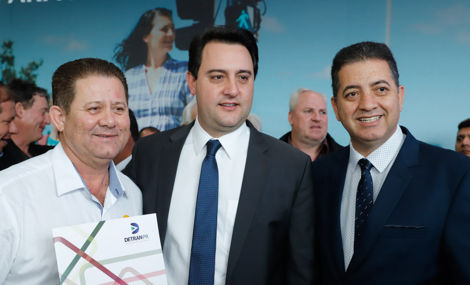 O governador Carlos Massa Ratinho Junior assinou nesta quarta-feira (14), no Palácio Iguaçu, a liberação de R$ 6 milhões para obras de sinalização viária em 39 cidades paranaenses. A iniciativa faz parte de um programa do Departamento de Trânsito do Paraná (Detran-PR) para regulamentar a circulação de veículos e pedestres.