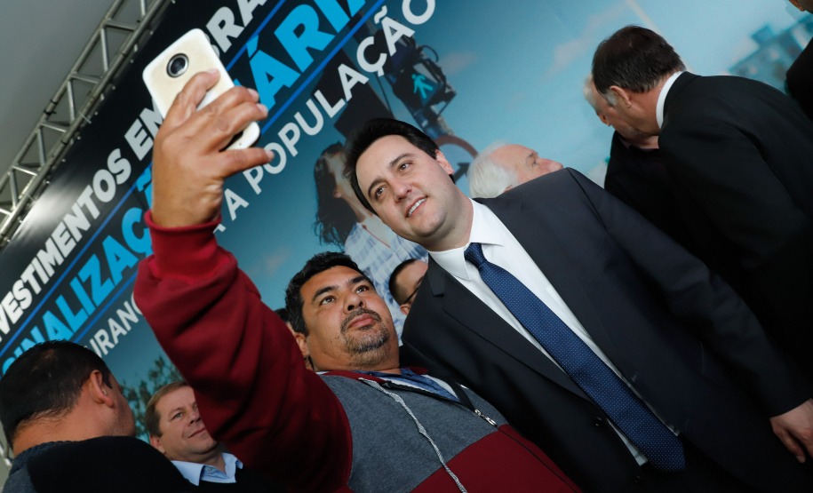 O governador Carlos Massa Ratinho Junior assinou nesta quarta-feira (14), no Palácio Iguaçu, a liberação de R$ 6 milhões para obras de sinalização viária em 39 cidades paranaenses. A iniciativa faz parte de um programa do Departamento de Trânsito do Paraná (Detran-PR) para regulamentar a circulação de veículos e pedestres.