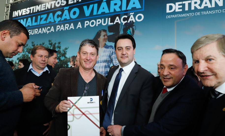 O governador Carlos Massa Ratinho Junior assinou nesta quarta-feira (14), no Palácio Iguaçu, a liberação de R$ 6 milhões para obras de sinalização viária em 39 cidades paranaenses. A iniciativa faz parte de um programa do Departamento de Trânsito do Paraná (Detran-PR) para regulamentar a circulação de veículos e pedestres.