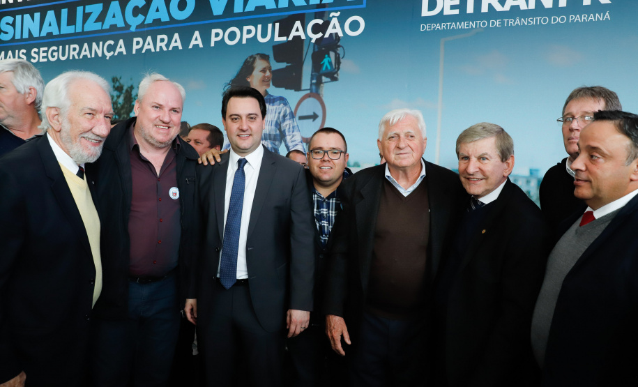 O governador Carlos Massa Ratinho Junior assinou nesta quarta-feira (14), no Palácio Iguaçu, a liberação de R$ 6 milhões para obras de sinalização viária em 39 cidades paranaenses. A iniciativa faz parte de um programa do Departamento de Trânsito do Paraná (Detran-PR) para regulamentar a circulação de veículos e pedestres.