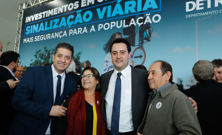 O governador Carlos Massa Ratinho Junior assinou nesta quarta-feira (14), no Palácio Iguaçu, a liberação de R$ 6 milhões para obras de sinalização viária em 39 cidades paranaenses. A iniciativa faz parte de um programa do Departamento de Trânsito do Paraná (Detran-PR) para regulamentar a circulação de veículos e pedestres.