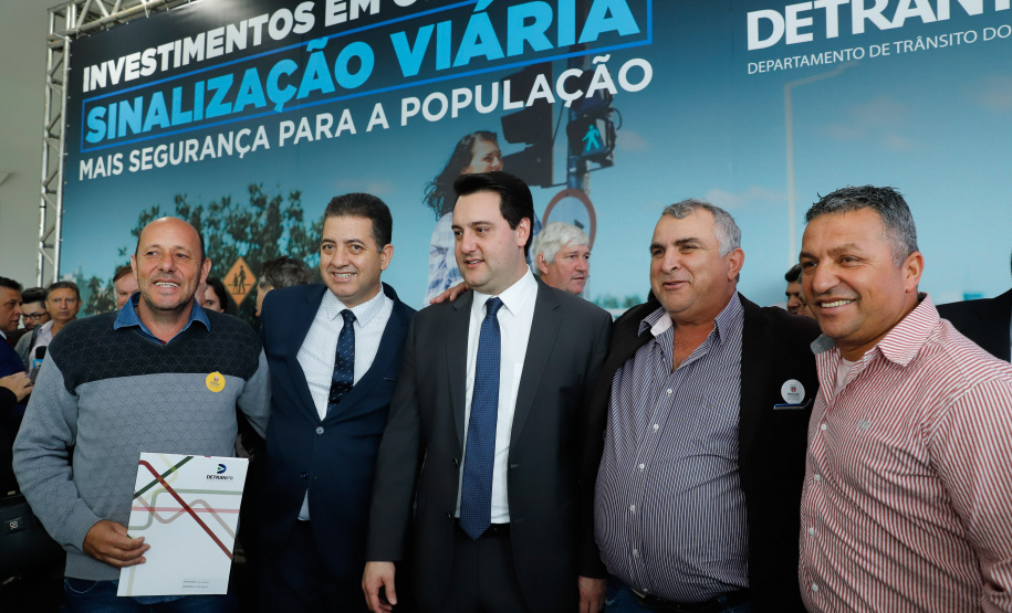 O governador Carlos Massa Ratinho Junior assinou nesta quarta-feira (14), no Palácio Iguaçu, a liberação de R$ 6 milhões para obras de sinalização viária em 39 cidades paranaenses. A iniciativa faz parte de um programa do Departamento de Trânsito do Paraná (Detran-PR) para regulamentar a circulação de veículos e pedestres.