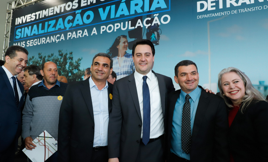 O governador Carlos Massa Ratinho Junior assinou nesta quarta-feira (14), no Palácio Iguaçu, a liberação de R$ 6 milhões para obras de sinalização viária em 39 cidades paranaenses. A iniciativa faz parte de um programa do Departamento de Trânsito do Paraná (Detran-PR) para regulamentar a circulação de veículos e pedestres.