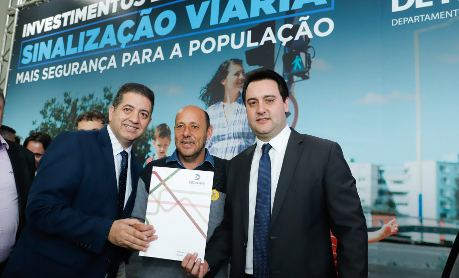 O governador Carlos Massa Ratinho Junior assinou nesta quarta-feira (14), no Palácio Iguaçu, a liberação de R$ 6 milhões para obras de sinalização viária em 39 cidades paranaenses. A iniciativa faz parte de um programa do Departamento de Trânsito do Paraná (Detran-PR) para regulamentar a circulação de veículos e pedestres.