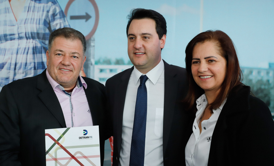 O governador Carlos Massa Ratinho Junior assinou nesta quarta-feira (14), no Palácio Iguaçu, a liberação de R$ 6 milhões para obras de sinalização viária em 39 cidades paranaenses. A iniciativa faz parte de um programa do Departamento de Trânsito do Paraná (Detran-PR) para regulamentar a circulação de veículos e pedestres.