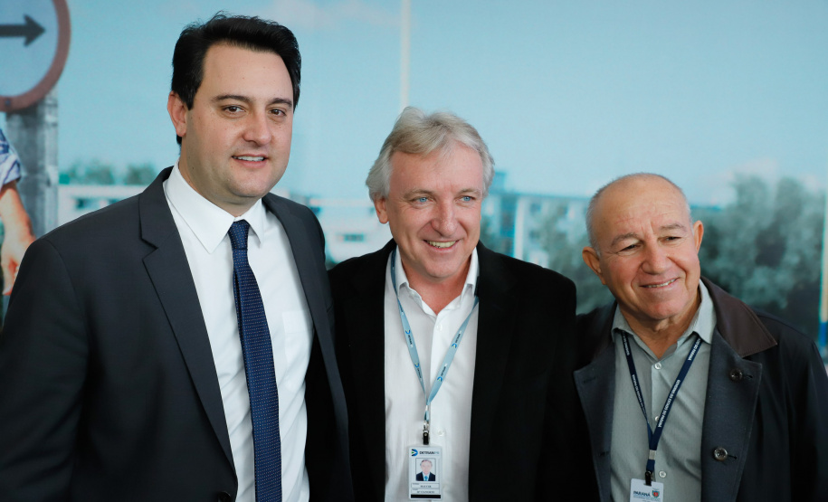 O governador Carlos Massa Ratinho Junior assinou nesta quarta-feira (14), no Palácio Iguaçu, a liberação de R$ 6 milhões para obras de sinalização viária em 39 cidades paranaenses. A iniciativa faz parte de um programa do Departamento de Trânsito do Paraná (Detran-PR) para regulamentar a circulação de veículos e pedestres.