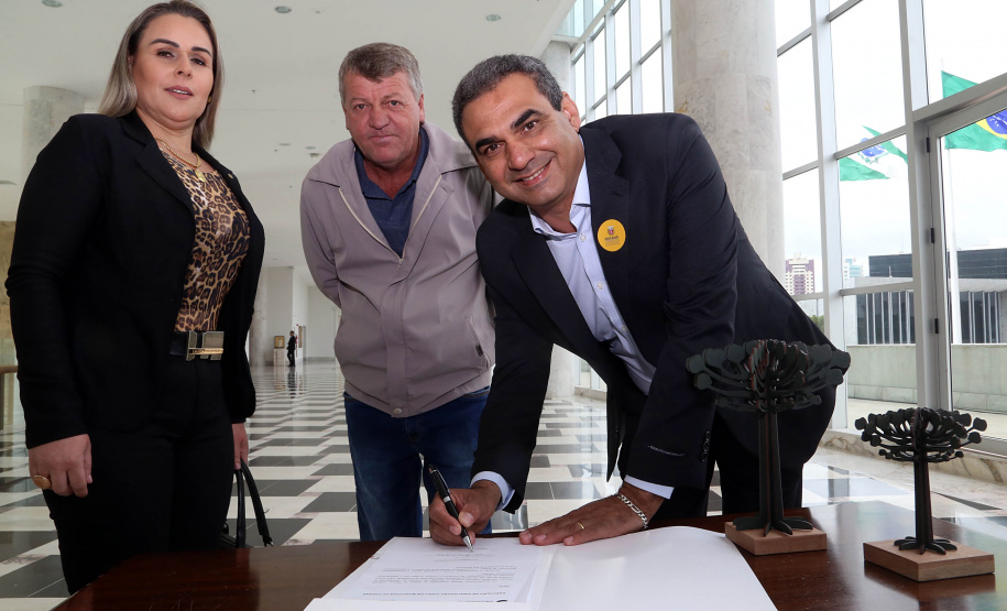 O governador Carlos Massa Ratinho Junior assinou nesta quarta-feira (14), no Palácio Iguaçu, a liberação de R$ 6 milhões para obras de sinalização viária em 39 cidades paranaenses. A iniciativa faz parte de um programa do Departamento de Trânsito do Paraná (Detran-PR) para regulamentar a circulação de veículos e pedestres. Prefeitura de Boa Esperança.