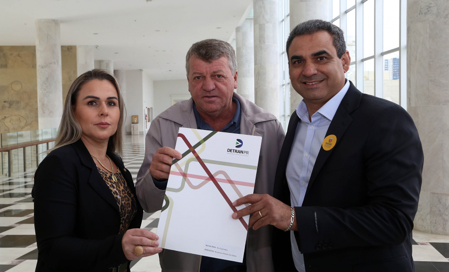 O governador Carlos Massa Ratinho Junior assinou nesta quarta-feira (14), no Palácio Iguaçu, a liberação de R$ 6 milhões para obras de sinalização viária em 39 cidades paranaenses. A iniciativa faz parte de um programa do Departamento de Trânsito do Paraná (Detran-PR) para regulamentar a circulação de veículos e pedestres. Prefeitura de Boa Esperança.